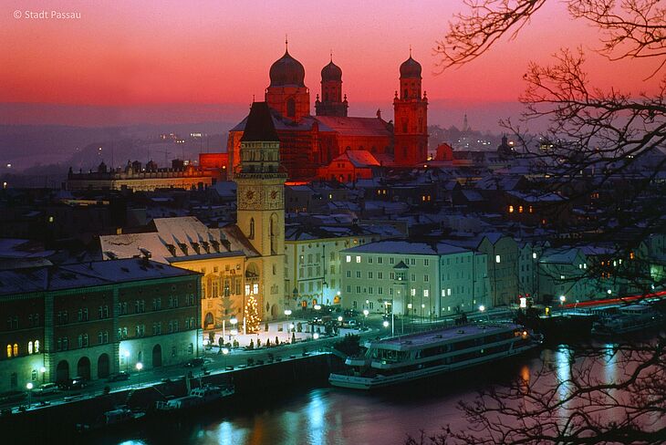 Bild 1: Advents-Buffet auf der Donau und der Passauer Christkindlmarkt